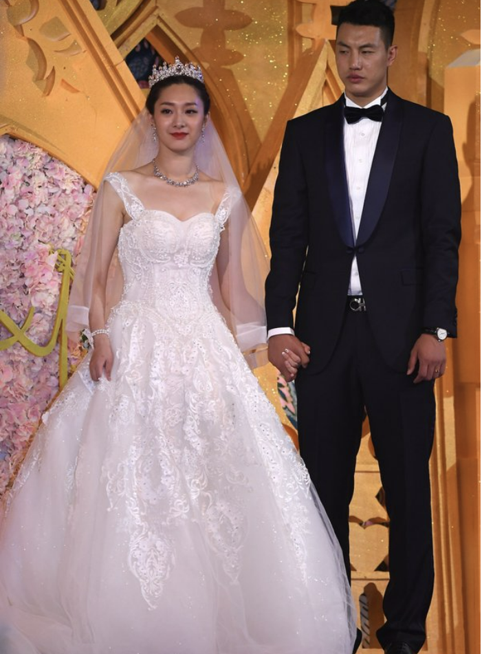 年薪600万!31岁老将获得第一份cba顶薪,妻子拥有逆天大长腿