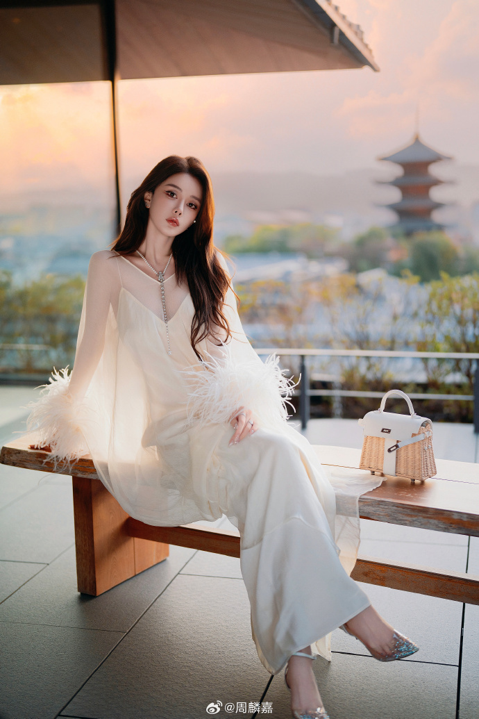 与周麟嘉感情甜蜜浪漫，疑似恋情曝光，冯绍峰和女方同时发文否认_腾讯新闻