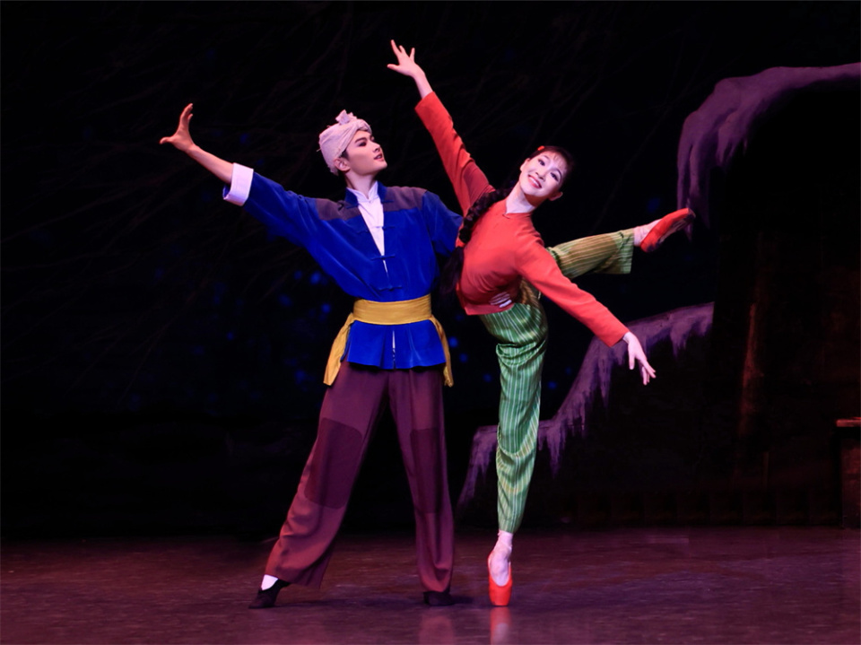 白毛女走过60年00后新生代开始挑大梁