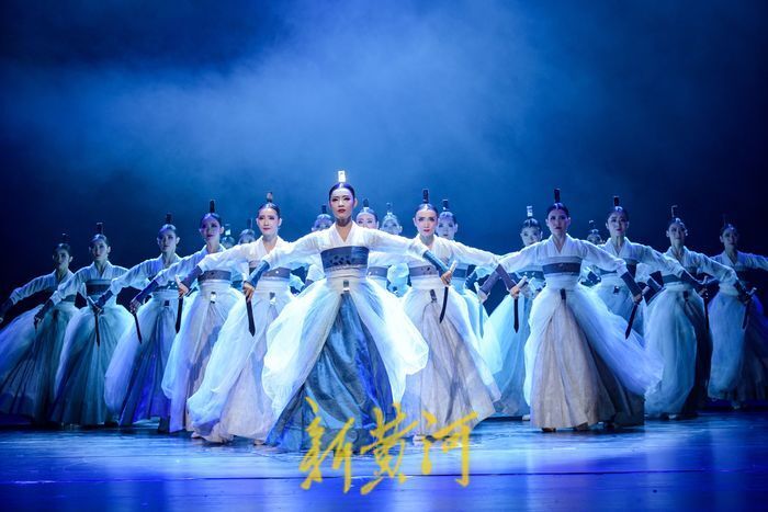 朝鲜族女子双刀群舞展现女性柔美与坚毅