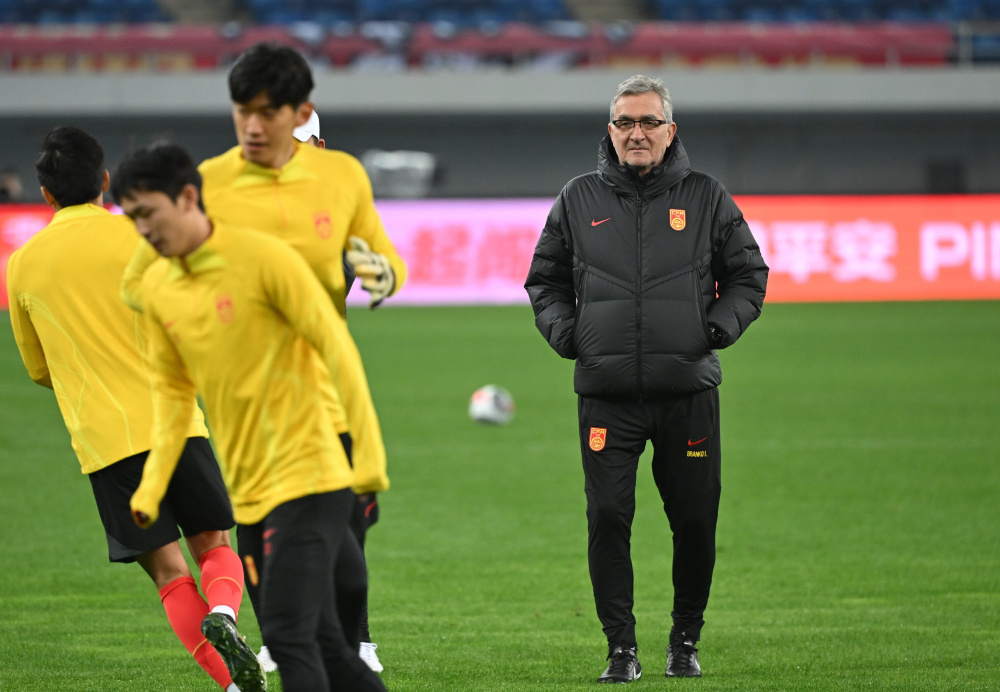 足球世预赛中国队进行赛前训练