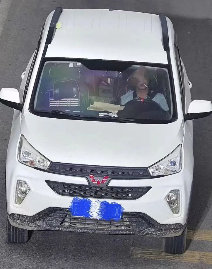 宾川交警提醒:抽烟产生的烟雾会弥漫整个车厢,造成视线不良,驾驶员在