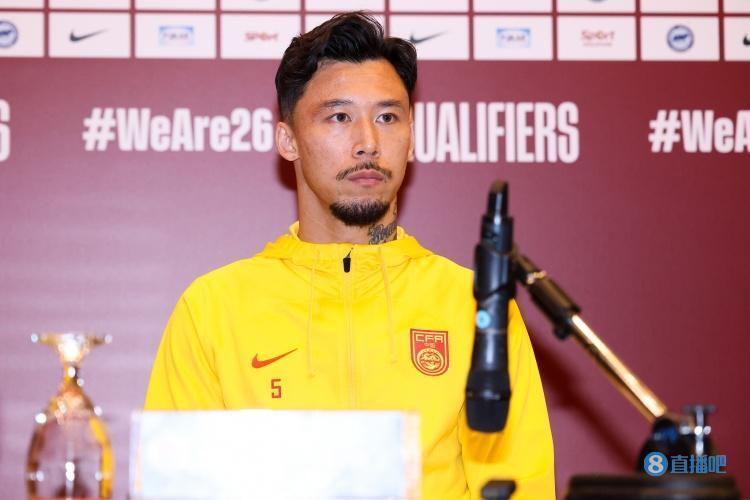 央视记者张琳芃早上出发前未和全队一起吃早餐表情有些决绝