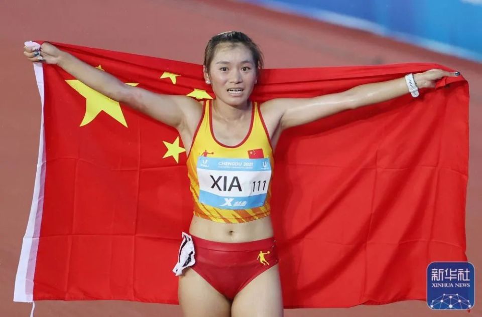 “中国姑娘把速度带起来！” 夏雨雨反超夺金！｜大运人物_腾讯新闻