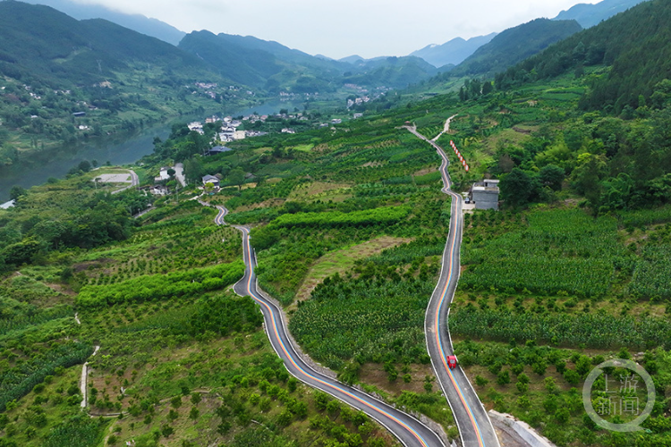 6月11日,村民驾驶电动三轮车行驶在重庆市黔江区箱子岩电站水库库区阿