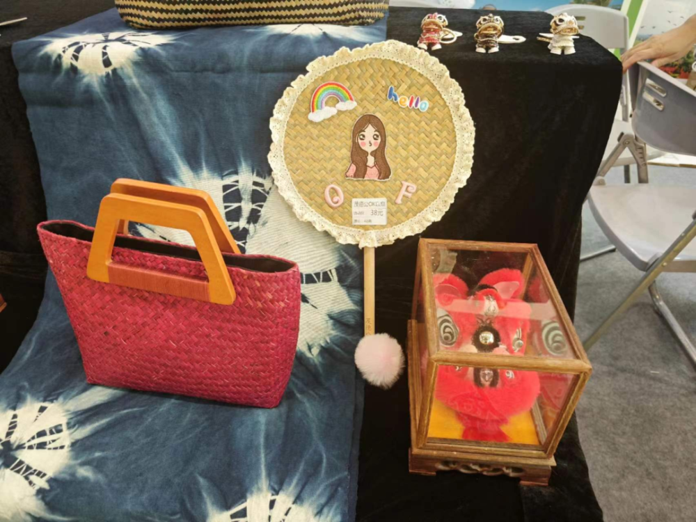 展位上的湛江元素文创产品,深受海内外嘉宾,游客们的喜爱湛江展位工作