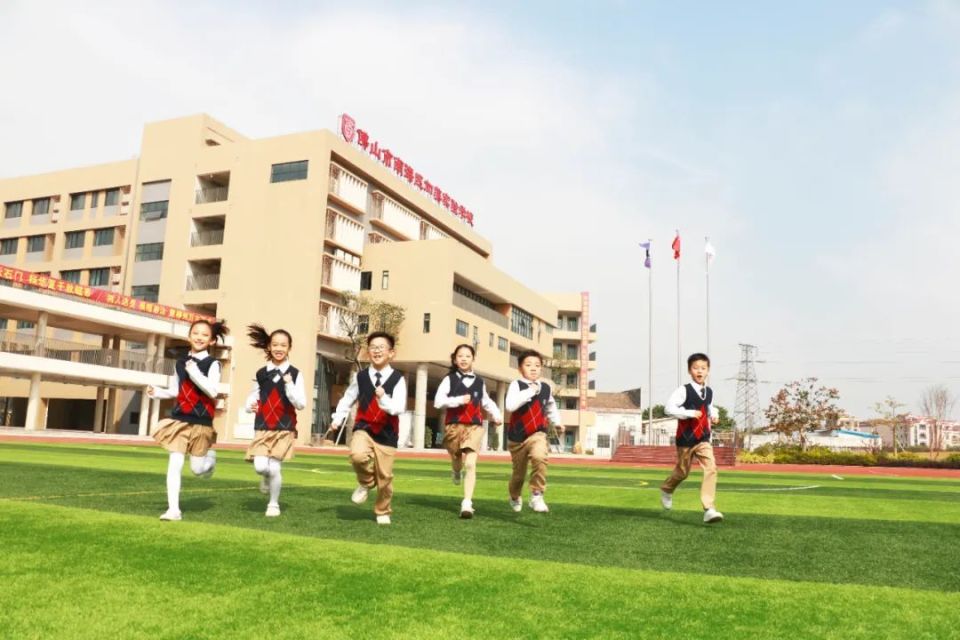 位于佛山市南海区大沥镇谢边社区海景大道16号,占地83亩,提供2000个