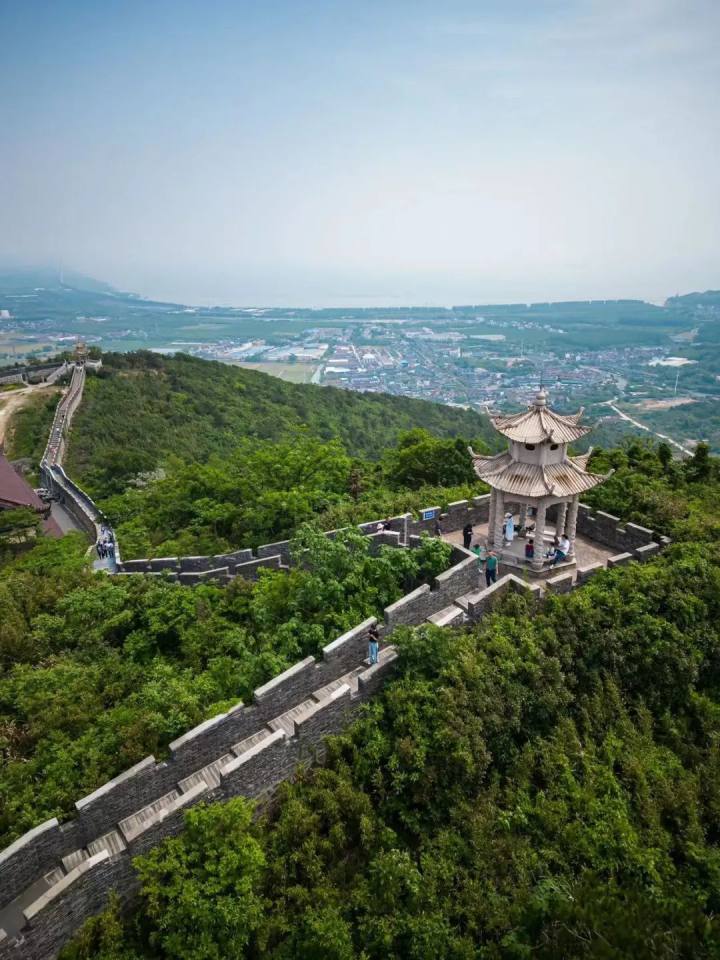 杭州高铁45分钟,我去宜兴爬长城,走过开满鲜花的紫砂古街……这座太湖