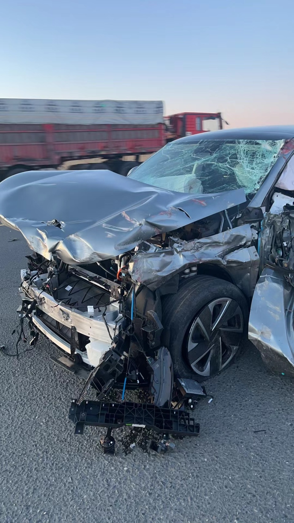 时速一百追尾大货车,星纪元et如何办到"化险为夷"?