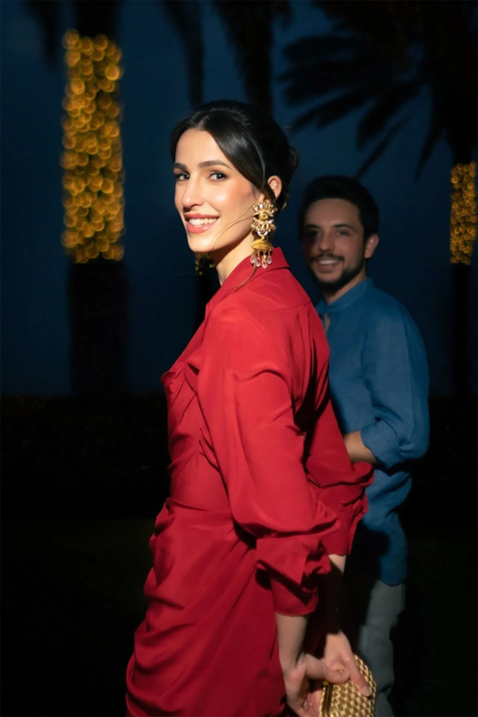 30岁约旦王储妃晒孕照庆结婚周年,肚大如箩仍华美,孕早期经历过悲伤