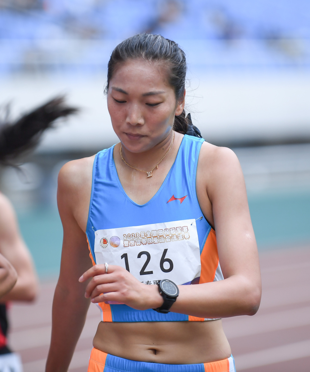 体育田径全国冠军赛安徽选手王春雨夺得女子1500米决赛冠军