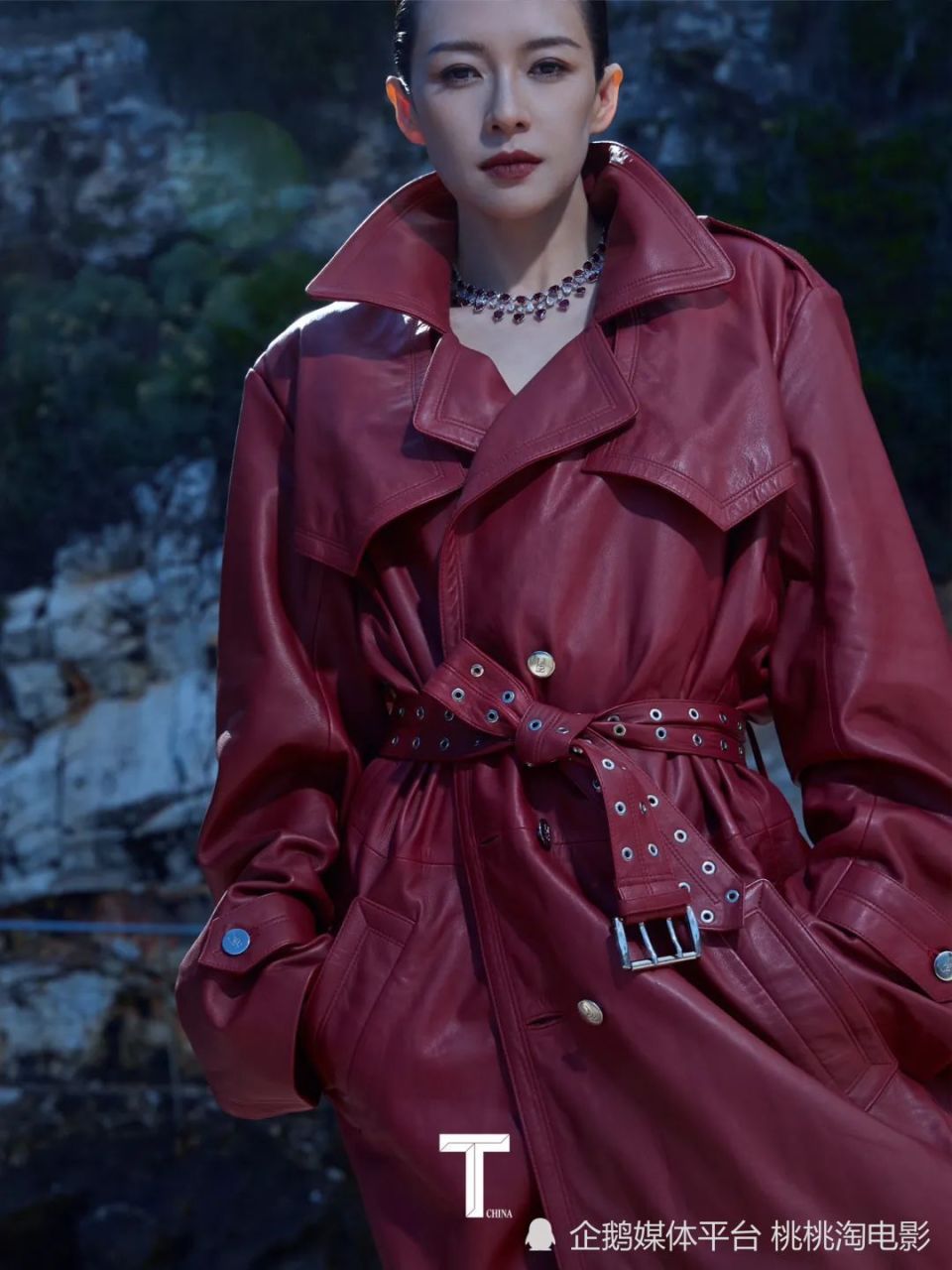 章子怡戛纳海边拍摄时尚大片,华服美钻光彩照人