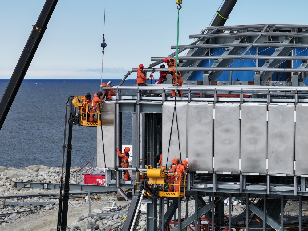 新华社发(胡晴 摄)2024年1月18日,中国第40次南极考察队员在