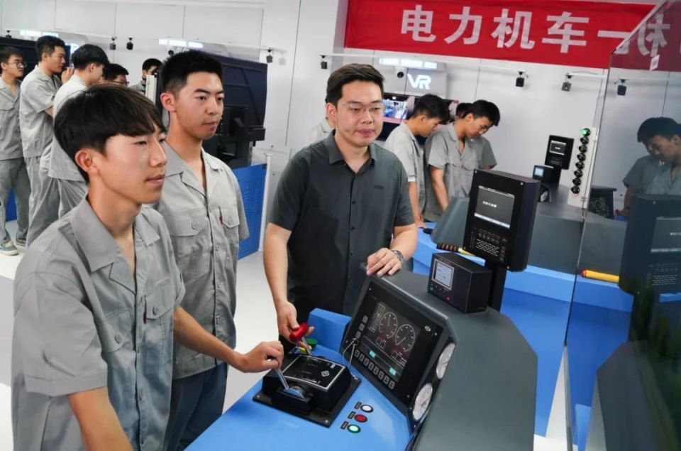 在新疆铁道职业技术学院哈密校区虚拟仿真实训基地内,机械工程学院