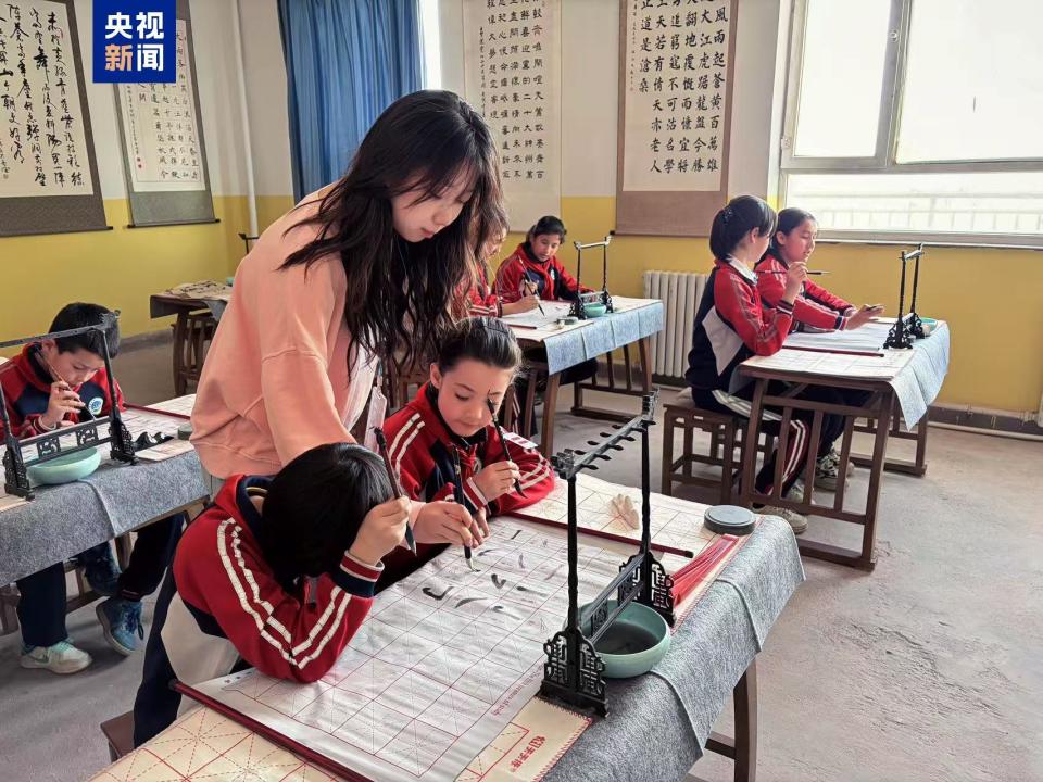视频丨新疆女孩在天津偶遇支教老师 瞬间哭红了双眼_腾讯新闻