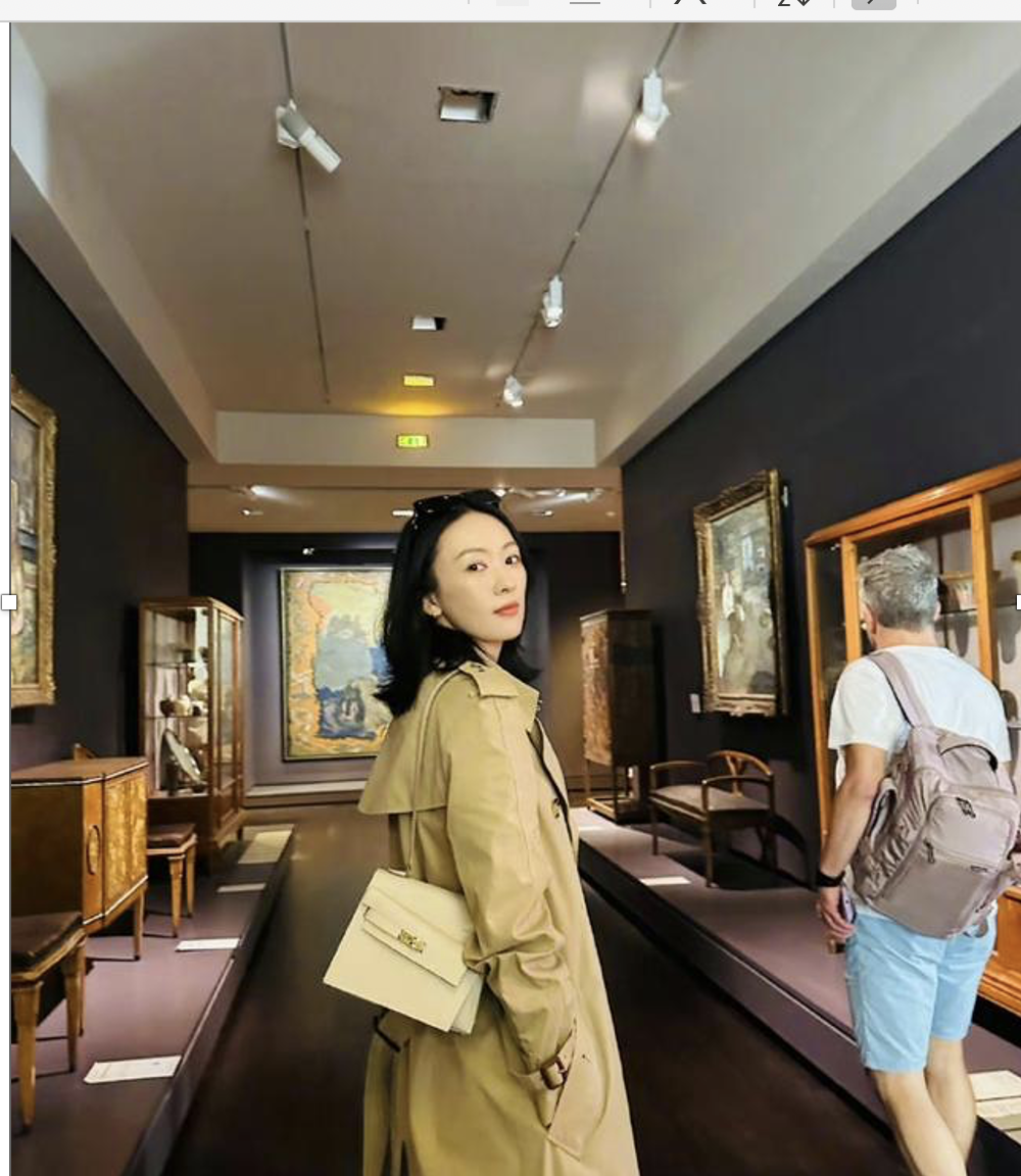 38岁童瑶陪老公看画展:穿修身裙腰臀比绝了,素颜状态如同28岁
