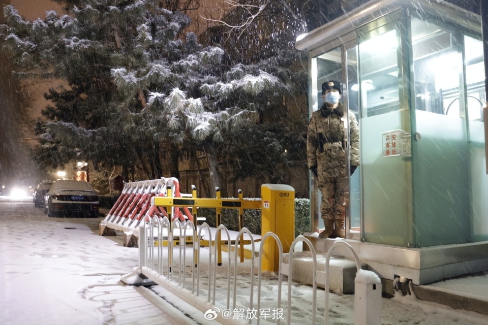 武警官兵风雪中执勤