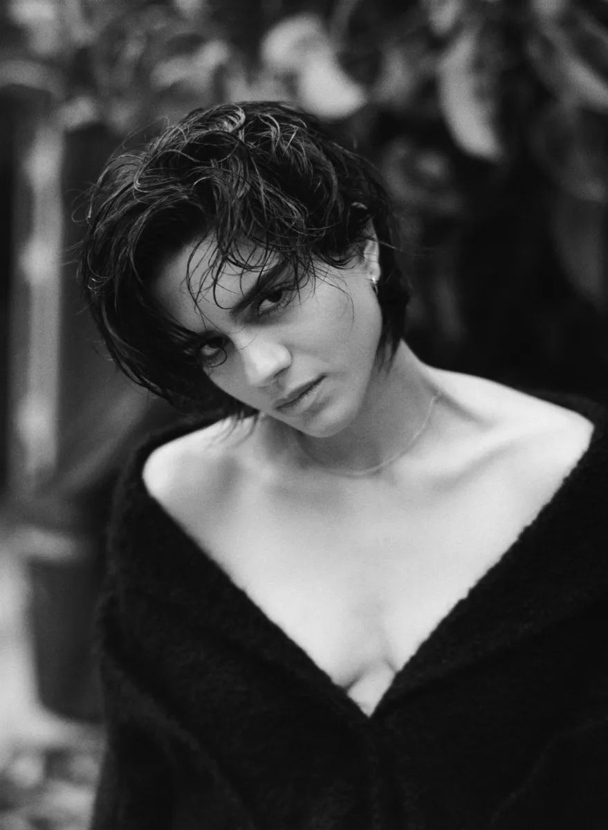 "超女"萨莎·卡莱黑白风格杂志大片,颓废造型难掩帅气洒脱-腾讯新闻