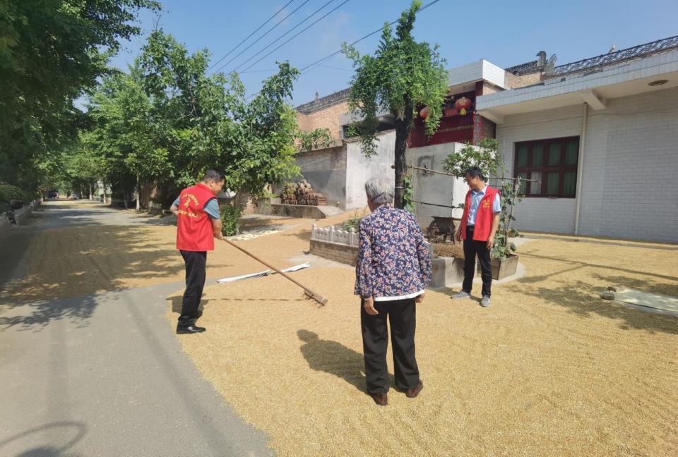 扶风县杏林镇:助力"三夏"生产 彰显"红马甲"力量