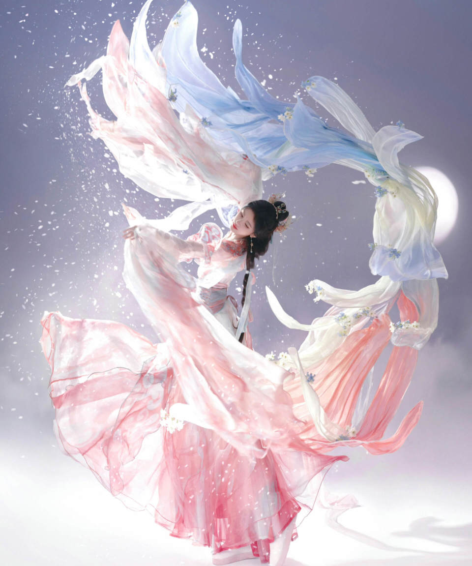 鞠婧祎cos嫦娥,身穿粉红衣裙,眼角泪痣画龙点睛,造型太美了