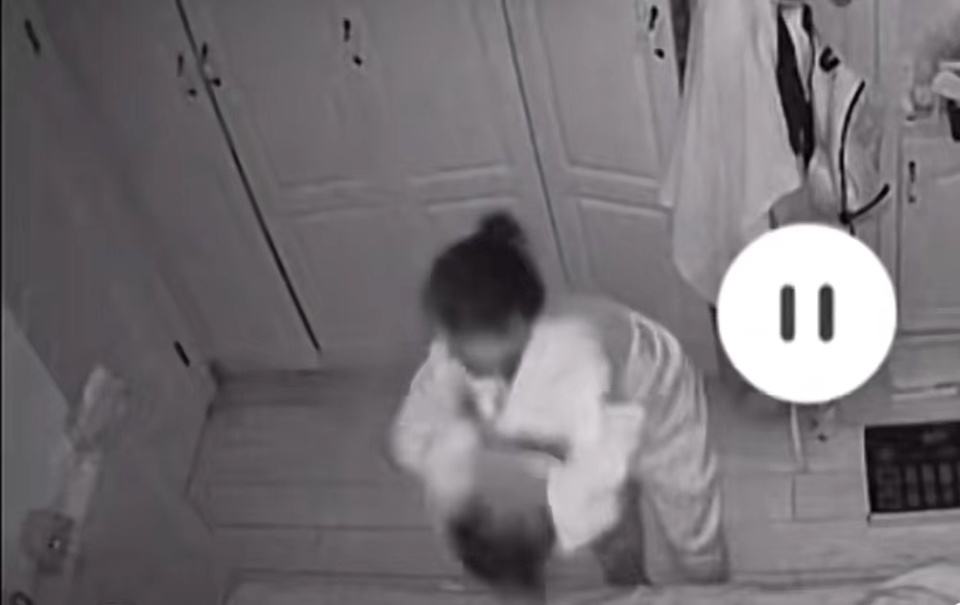 抱着用头撞床宁波女子质疑2岁女儿遭保姆虐待家政公司操作不对但不