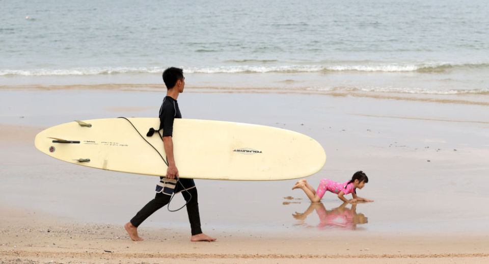 杨兴富带着女儿佳佳一起去冲浪(2024年5月21日摄).