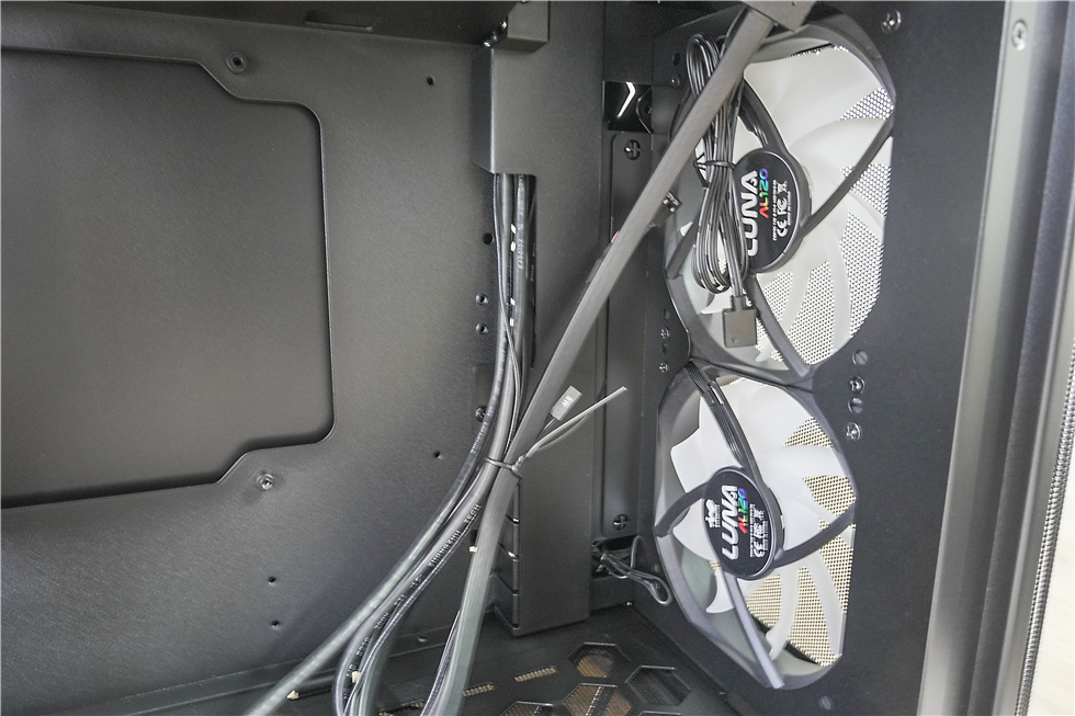 的六边形蜂巢状进风孔也是迎广的专有设计了,不仅美观,能够组成风道