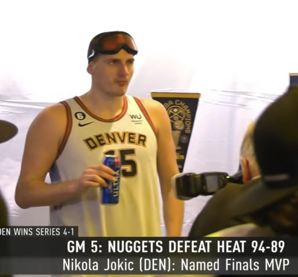 掘金更衣室喷香槟疯狂庆祝,约基奇直接吹了一瓶香槟解解口渴_腾讯新闻