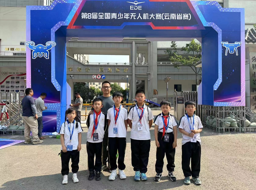 弥勒一小3枚,弥勒三中1枚,古城小学1枚银牌:弥勒一中,弥勒四中各1枚