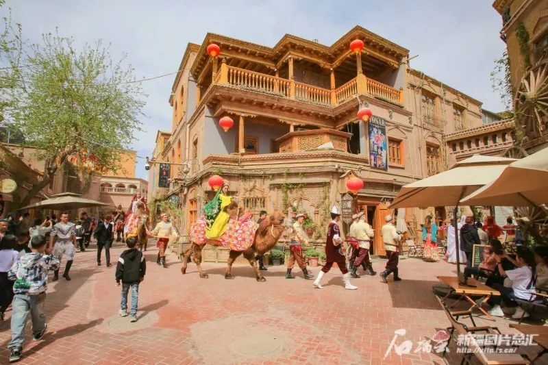 每天16时30分!喀什古城丝路驼队民俗表演精彩上演_腾讯新闻