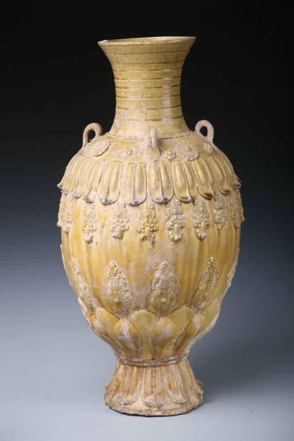 后来经过考古界专家学者们的鉴定,这件看着像"花瓶"的瓷器,学名叫"