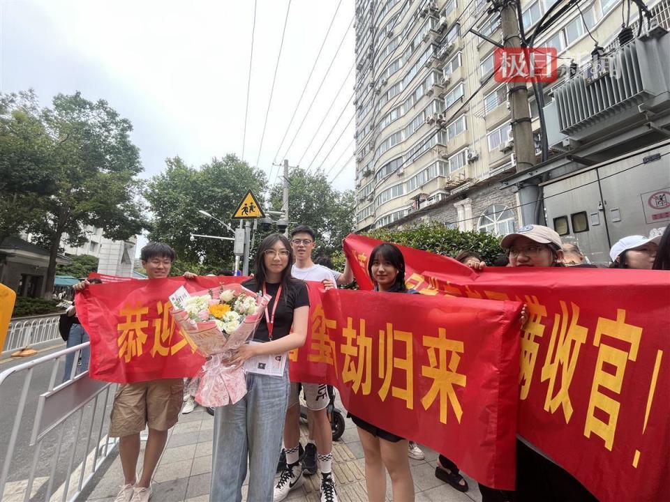 小学同学从澳门,北京回武汉,拉横幅迎接她出高考考场