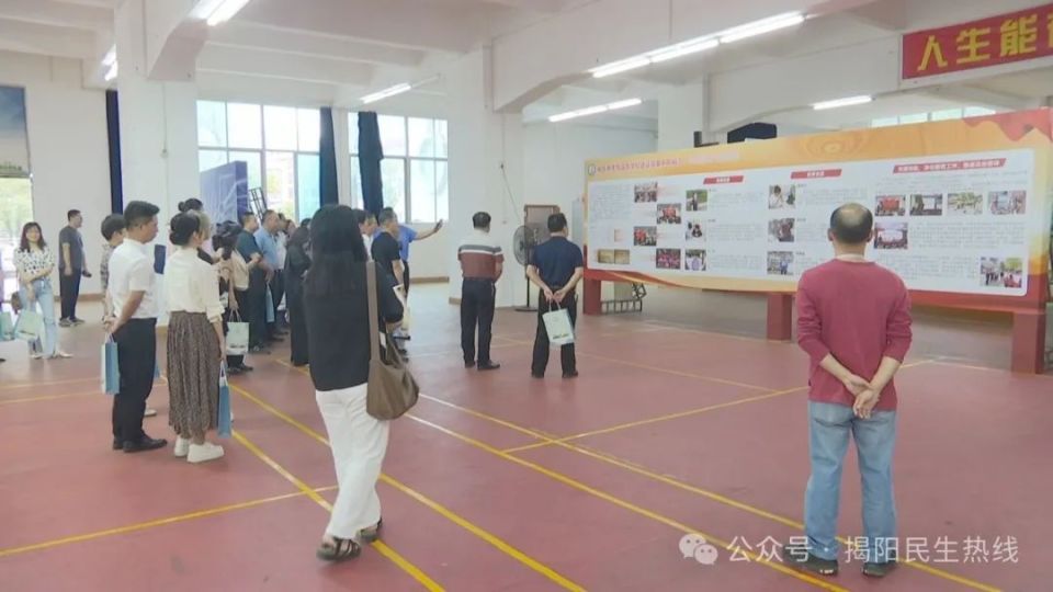 局相关负责人,区高品质学校建设学习共同体单位相关人员齐聚榕东中学