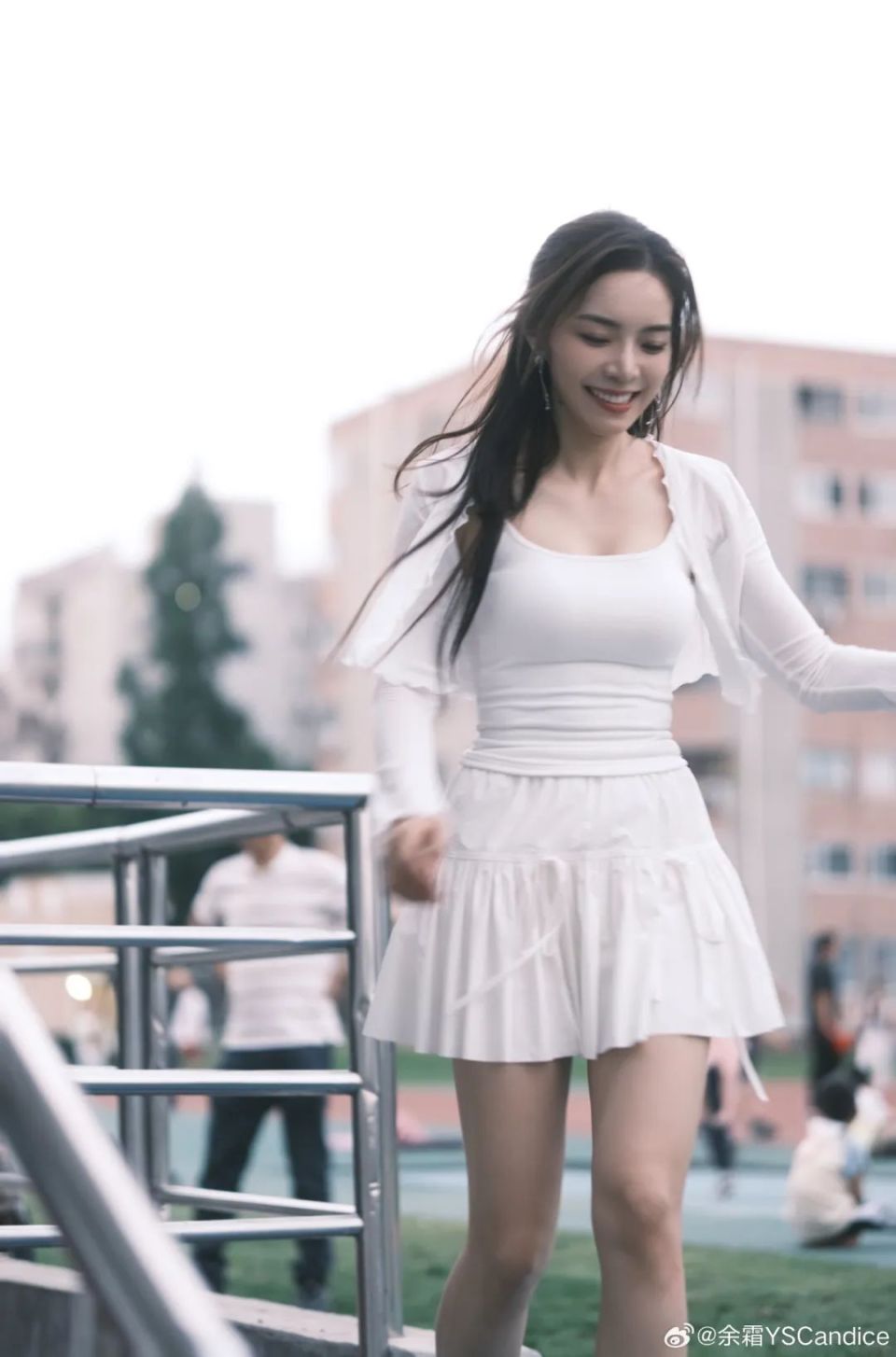 【lpl老婆】余霜来到四川大学,青春洋溢好像女大学生