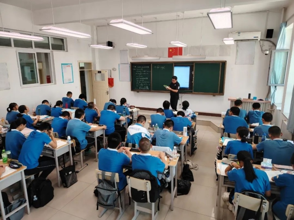 毕业于山东师范大学的甘志喜是哈密市二中优秀物理教师.