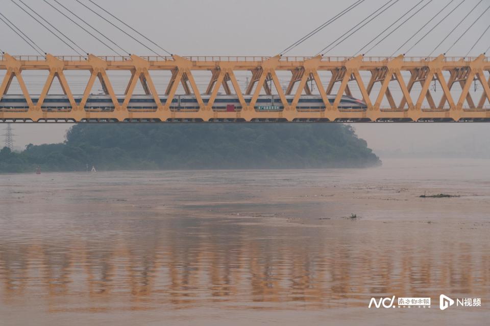4月22日,贵广高铁思贤滘大桥跨越北江大堤.
