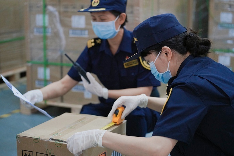 刘小欢摄青岛海关所属即墨海关关员监管服装生产企业进口料件使用情况
