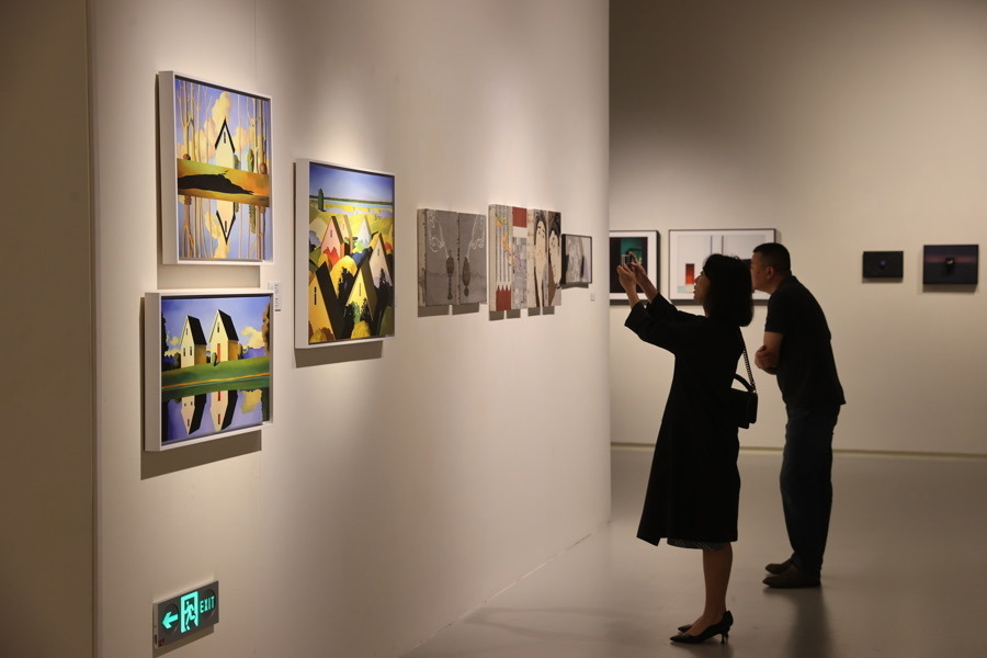 观察高密度展览特种兵式看展艺术品交易火爆上海的艺术燃点背后