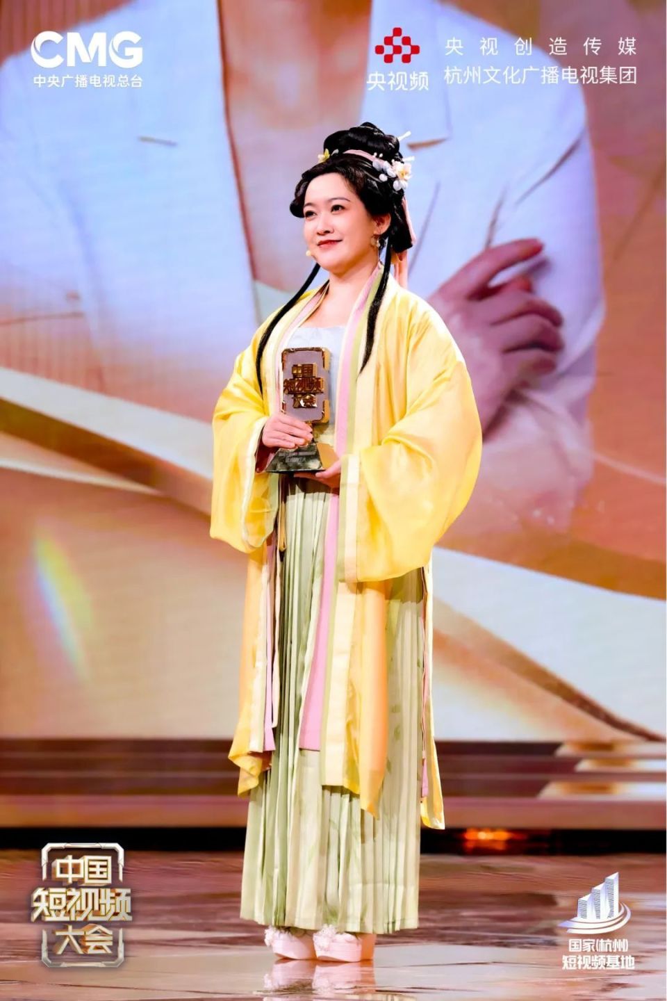 国乐演奏者柳青瑶来到杭州,化身古代少女,于钱塘江,龙井,西湖,京杭大