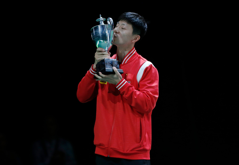 (体育)乒乓球——世乒赛:马龙获复刻圣·勃莱德杯-腾讯新闻