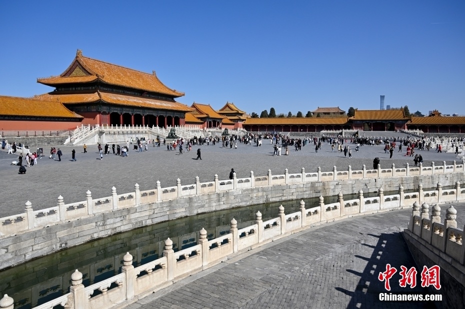 北京天气晴好故宫游人如织