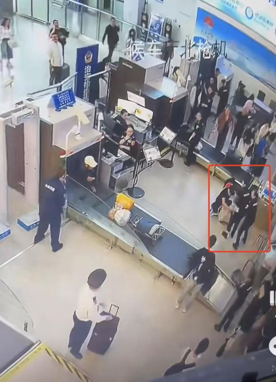 视频截图，工作人员被吓得抱紧同伴