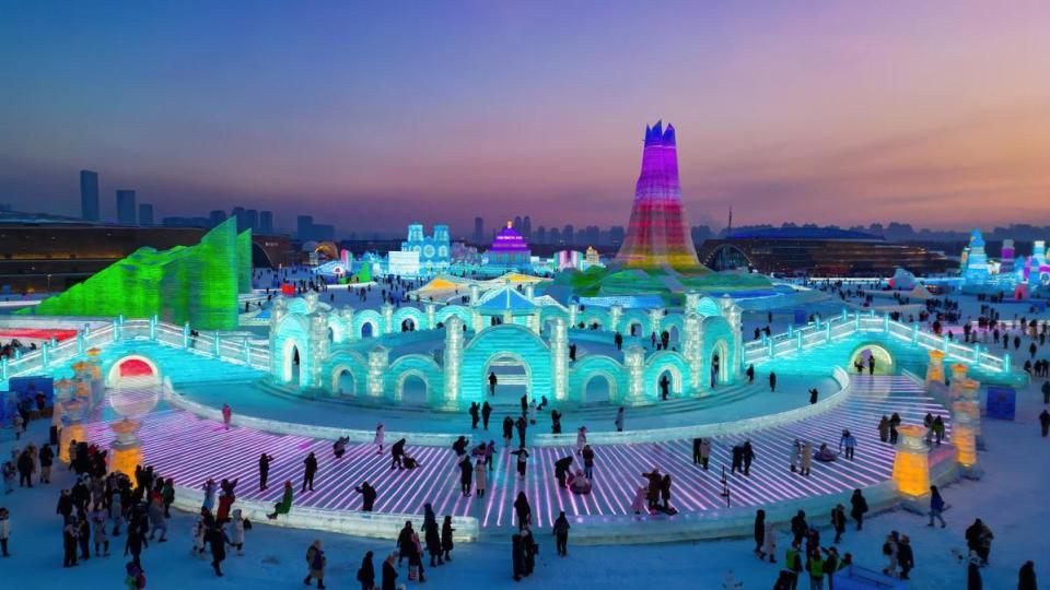 哈尔滨冰雪大世界用冰雪历程景观群讲述冰灯艺术60年的光辉成就