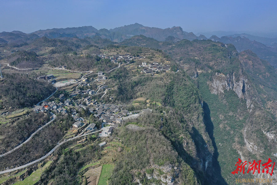 金龙村位于花垣,吉首,保靖三县市交界处的大峡谷崖顶,山高谷深,沟壑
