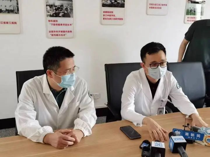 新华医院副院长董雷介绍,经过全面检查,小哥内脏没有损伤,但由于冲击