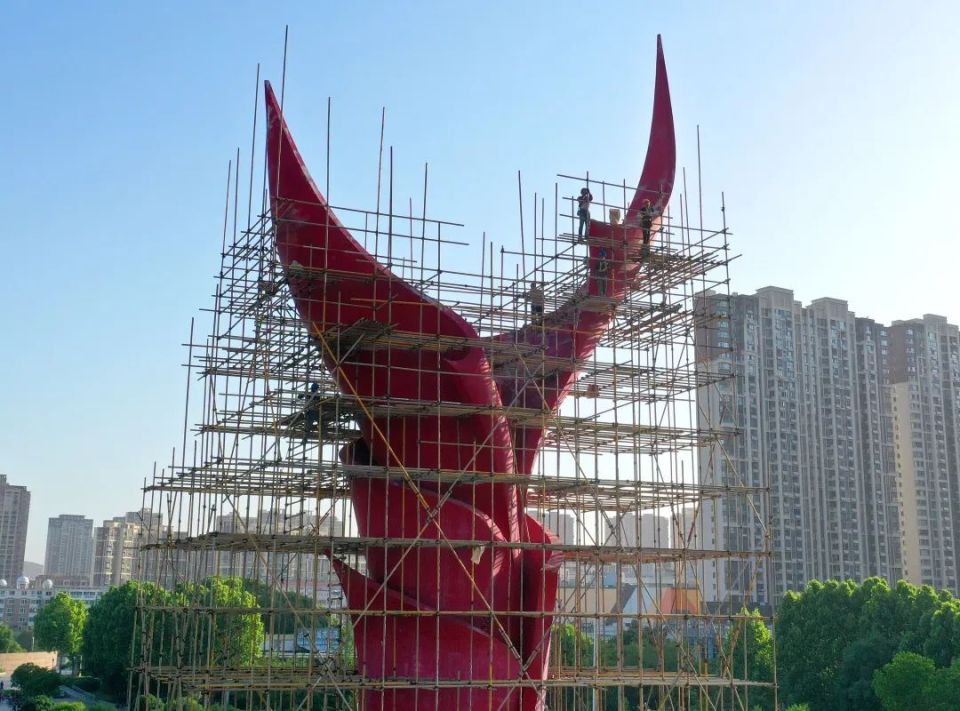 为保持火炬雕塑的美观,近期市相关部门对火炬雕塑外饰面油漆铲除中侣