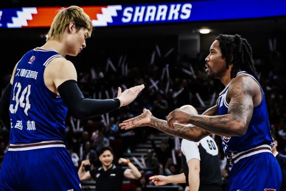 常规赛第一阶段受到外援不力和主力中锋王哲林缺阵影响,10场比赛只