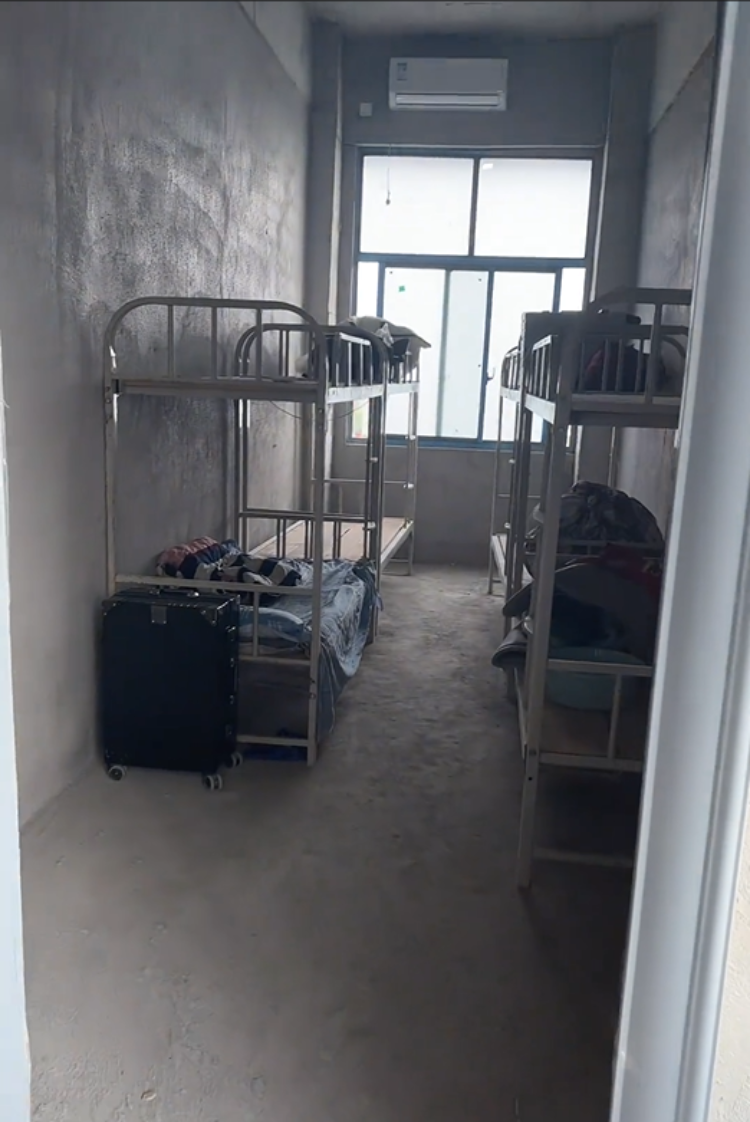 高中新宿舍竟是毛坯房校方不影响入住克服一下