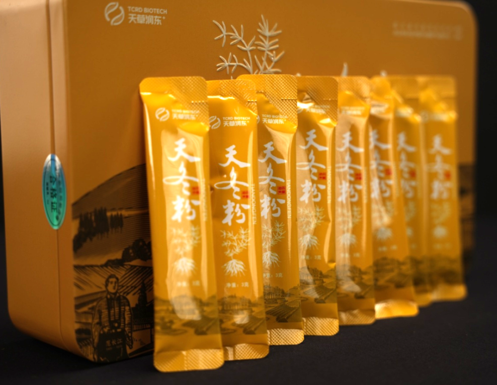 香港威式集团董事长任芸萱,深圳四好商会常务副主任兼秘书长潘安平等