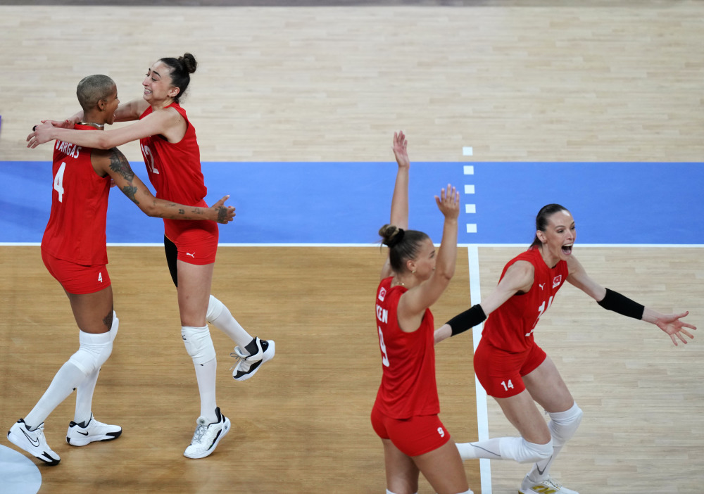 7月29日,荷兰队球员普拉克(前)庆祝得分.